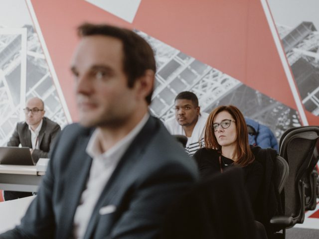 photo d'une réunion dans une entreprise tertiaire