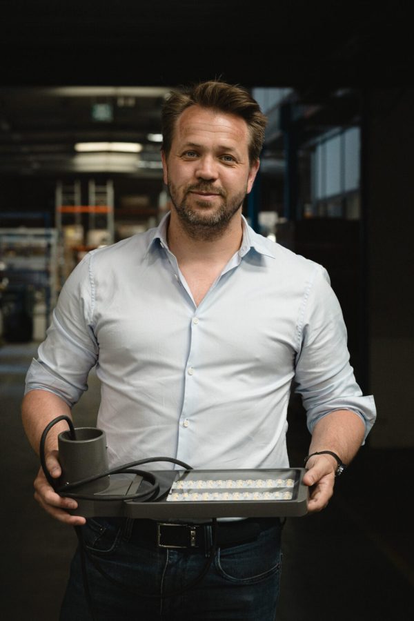 photographe portrait Grand Est portrait d'un chef d'entreprise tenant un appareil dans ses mains